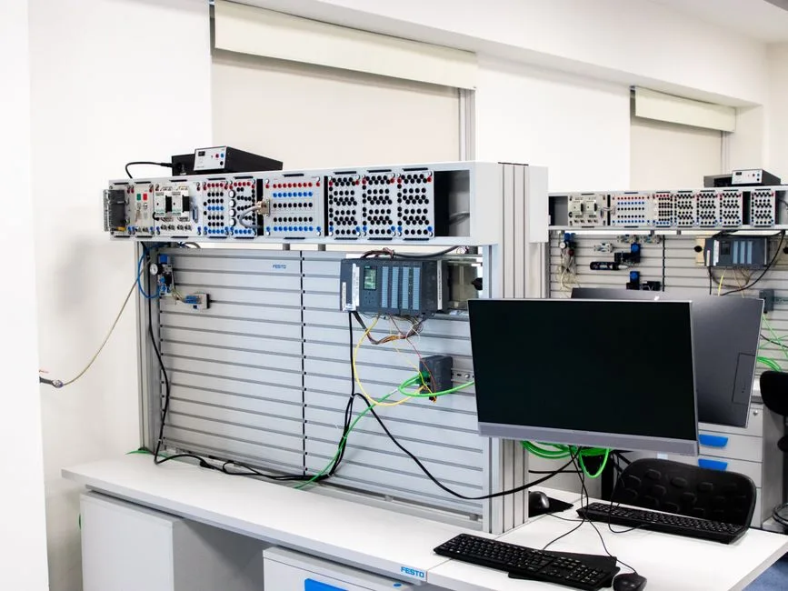 Una oficina contemporánea que exhibe un rack de servidores y un espacio de trabajo de computadora, ideal para entornos tecnológicos y de negocios.