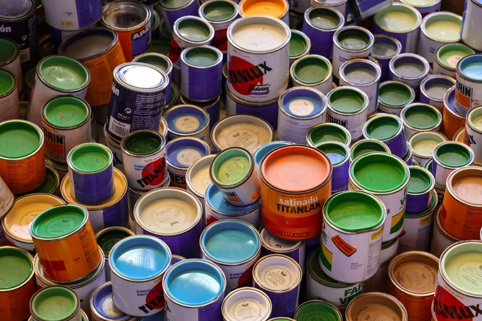 Colección vibrante de latas de pintura que muestran varios colores en Barcelona, España.