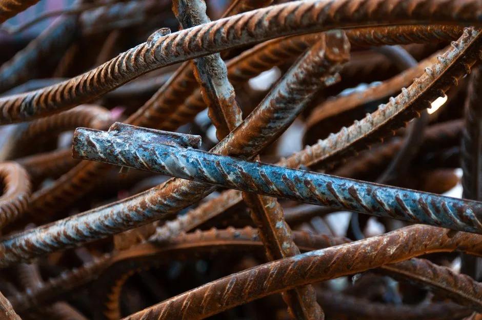 Primer plano detallado de una barra de hierro retorcida y oxidada. Ideal para temas de construcción e industriales.