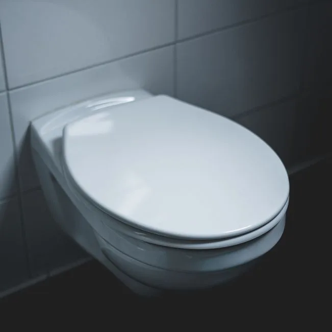 Un inodoro blanco moderno y elegante en un baño minimalista bien iluminado.