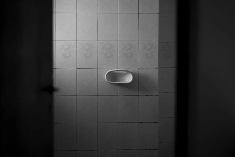 Un baño minimalista con paredes alicatadas y jabonera en Córdoba, Argentina.