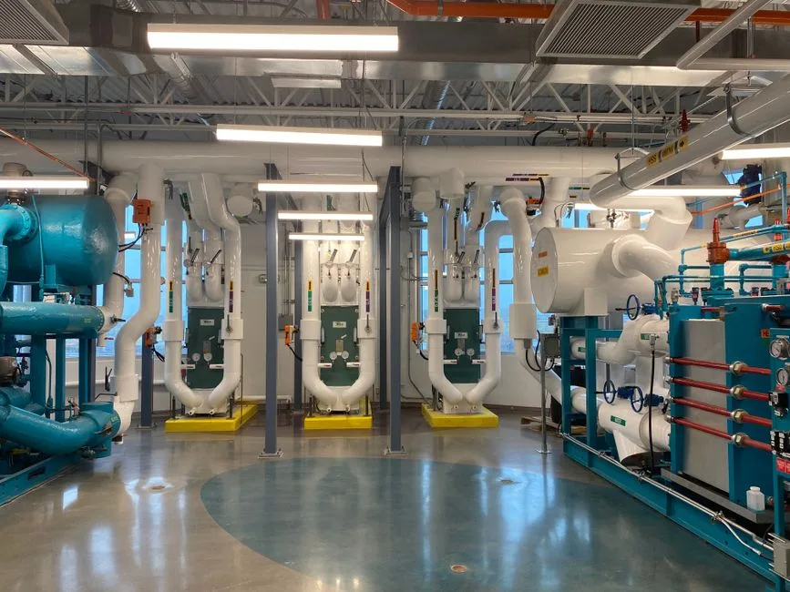 Instalación de un sistema de climatización de última generación que muestra la tecnología de refrigeración y calefacción.